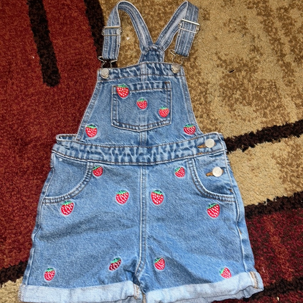 Adorable strawberry overalls size 5/6